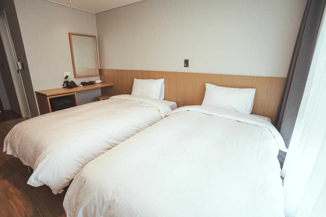 Hotel Kenny Йосу Екстериор снимка